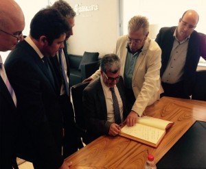 Misión Delegación Empresarios Marroquíes Tetuán Firma en el libro de Visitas